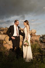 Novia y novio sonriendo en ceremonia civil