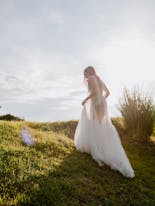 Novio limpiando sus zapatos para su boda