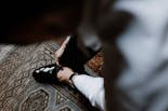 Detalle de los zapatos que usará el novio en su boda